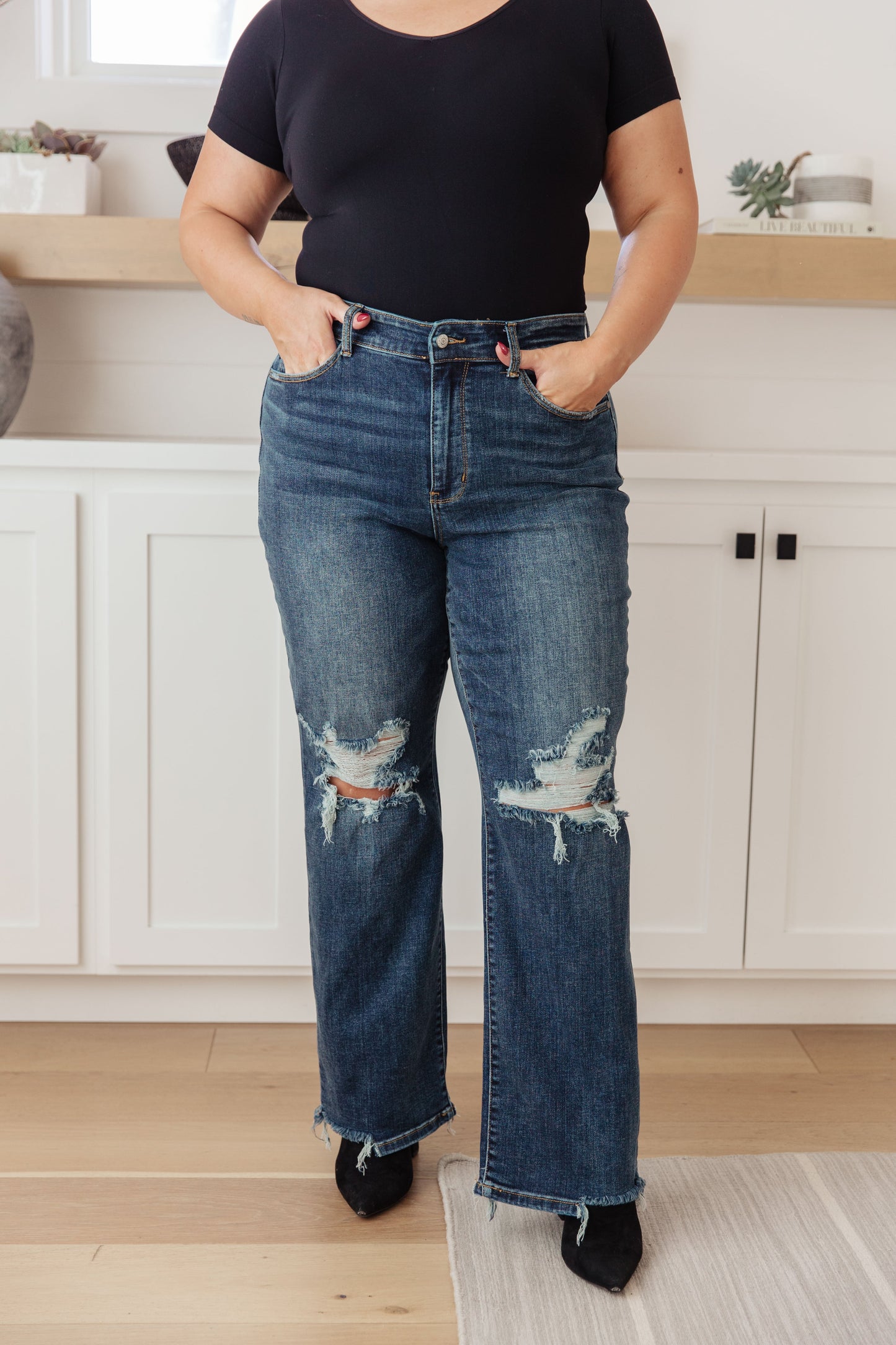 Judy Blue - Rose High Rise 90's Straight Jeans in Dark Wash