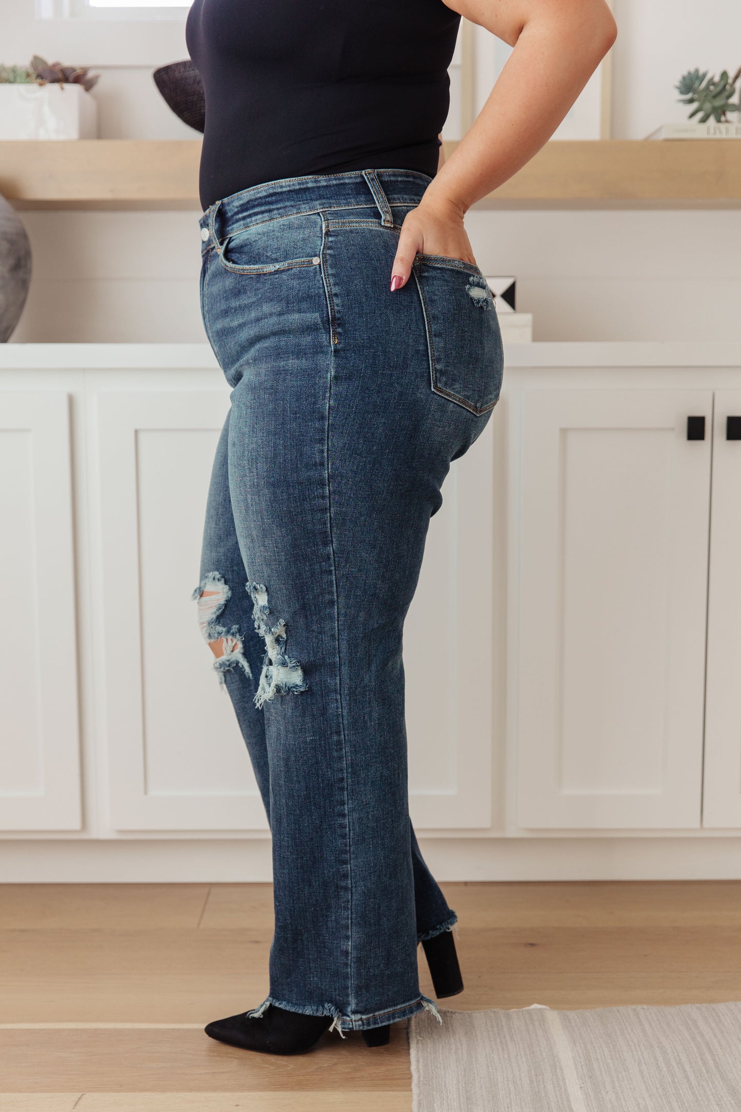 Judy Blue - Rose High Rise 90's Straight Jeans in Dark Wash